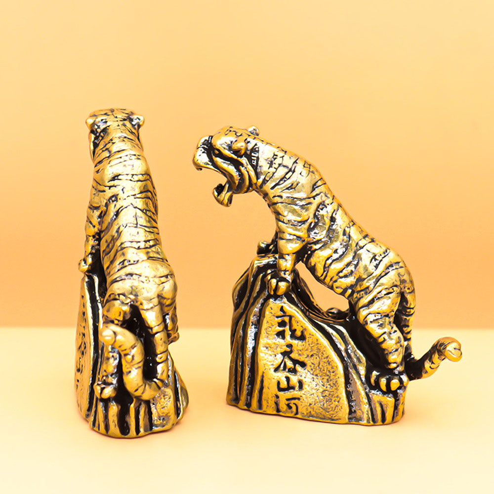 Vật phẩm trưng bày bằng đồng hình hổ gầm Kích thước 45 x 46mm Nặng 63g - May mắn bền đẹp