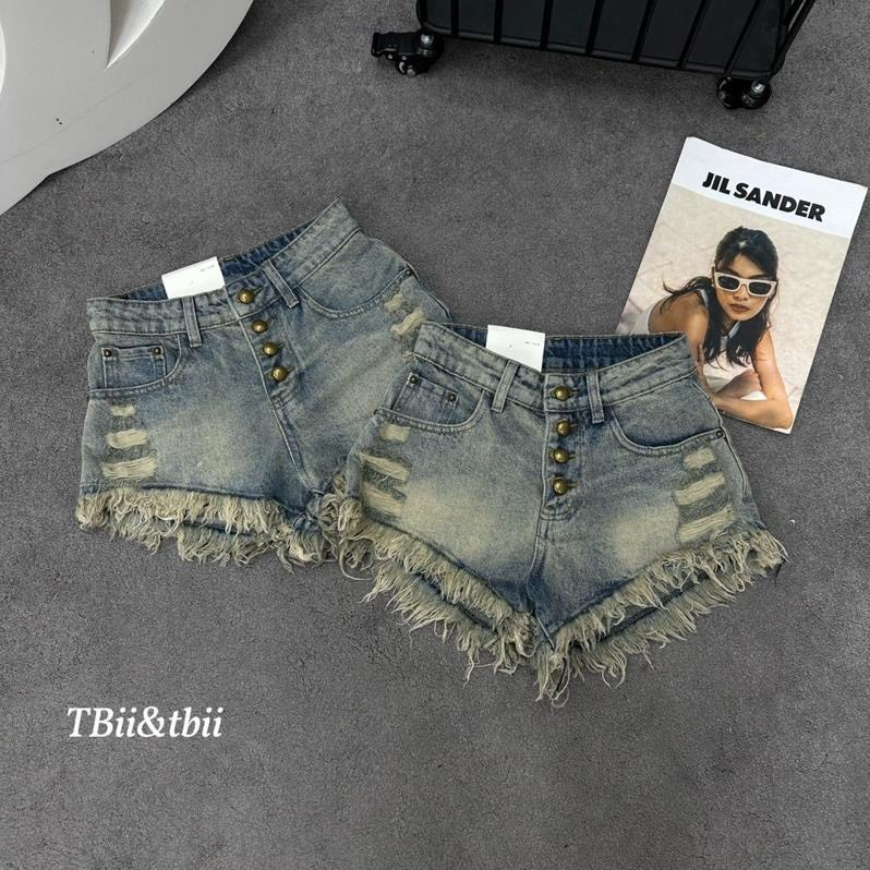 Quần đùi jeans lai tua rua đính 4 nút lưng cao
