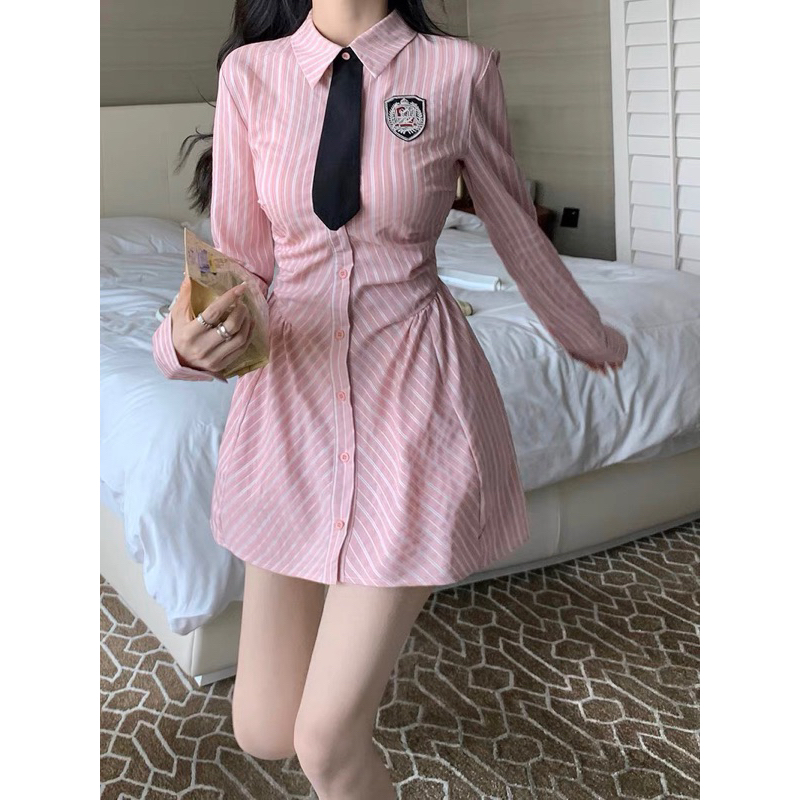 Váy sơmi kẻ phối caravat
