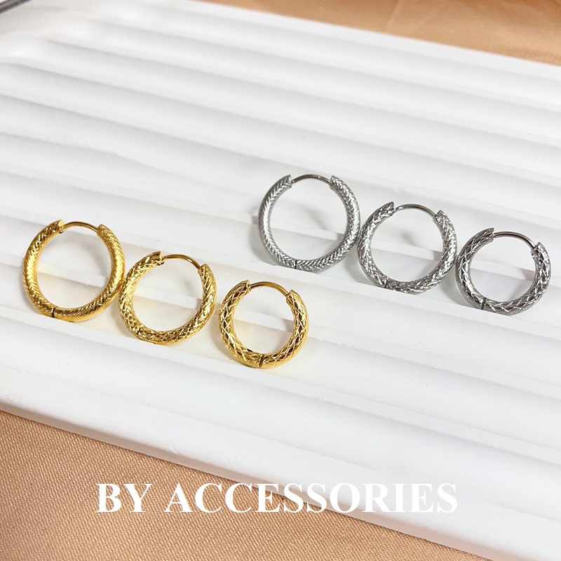 Bông tai nữ unisex titan kiểu tròn bề mặt chạm chéo mạ vàng không gỉ WE2315 (1 ĐÔI)