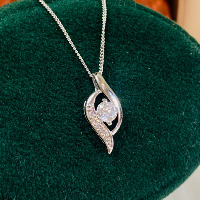 Dây chuyền đ.á To.paz tự nhiên trắng trong