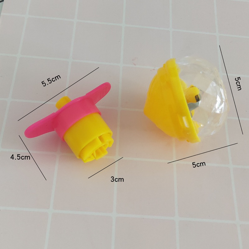 Con quay có đèn phát sáng cù quay cho bé