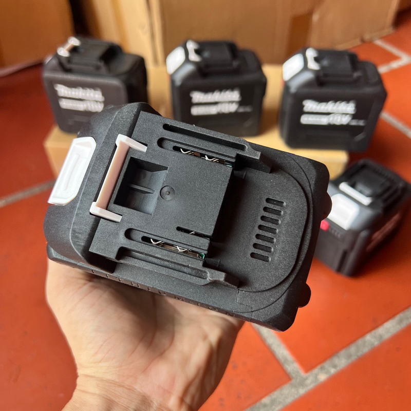 Pin đóng makita 20 cell 5s4p 18v - 21v ,có đèn led báo pin.