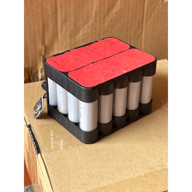 Pin đóng makita 20 cell 5s4p 18v - 21v ,có đèn led báo pin.