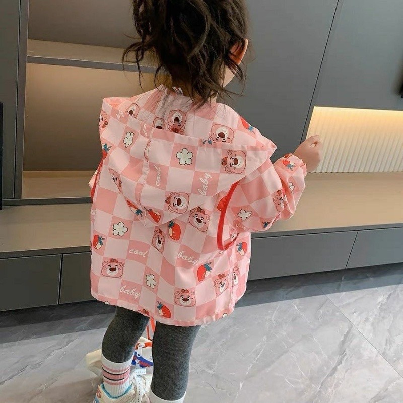 BÁN SỈ ÁO KHOÁC GIÓ BÉ GÁI MŨ LIỀN KẺ HỒNG GẤU DÂU