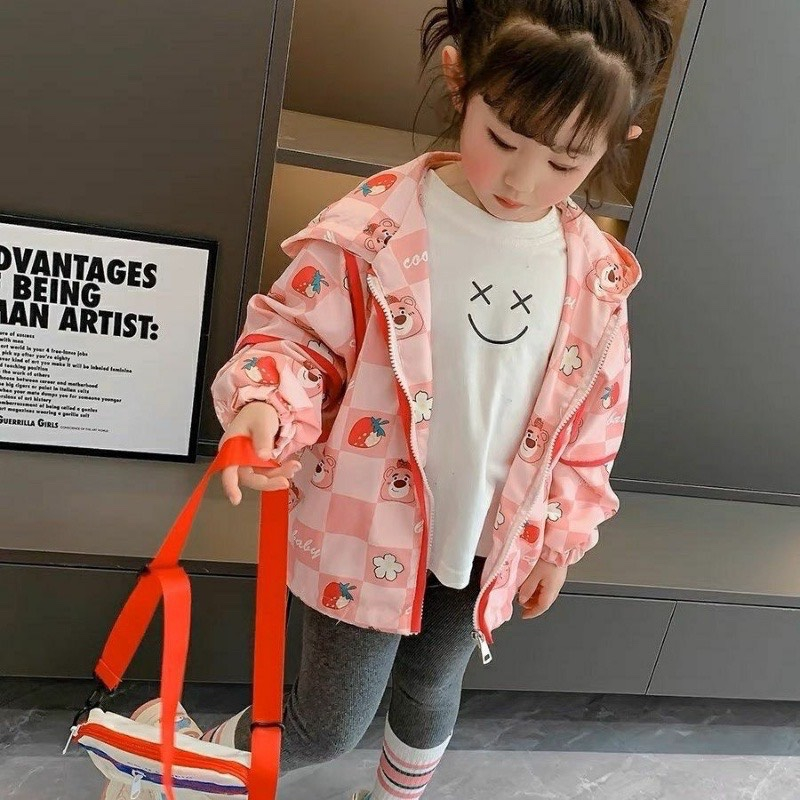 BÁN SỈ ÁO KHOÁC GIÓ BÉ GÁI MŨ LIỀN KẺ HỒNG GẤU DÂU