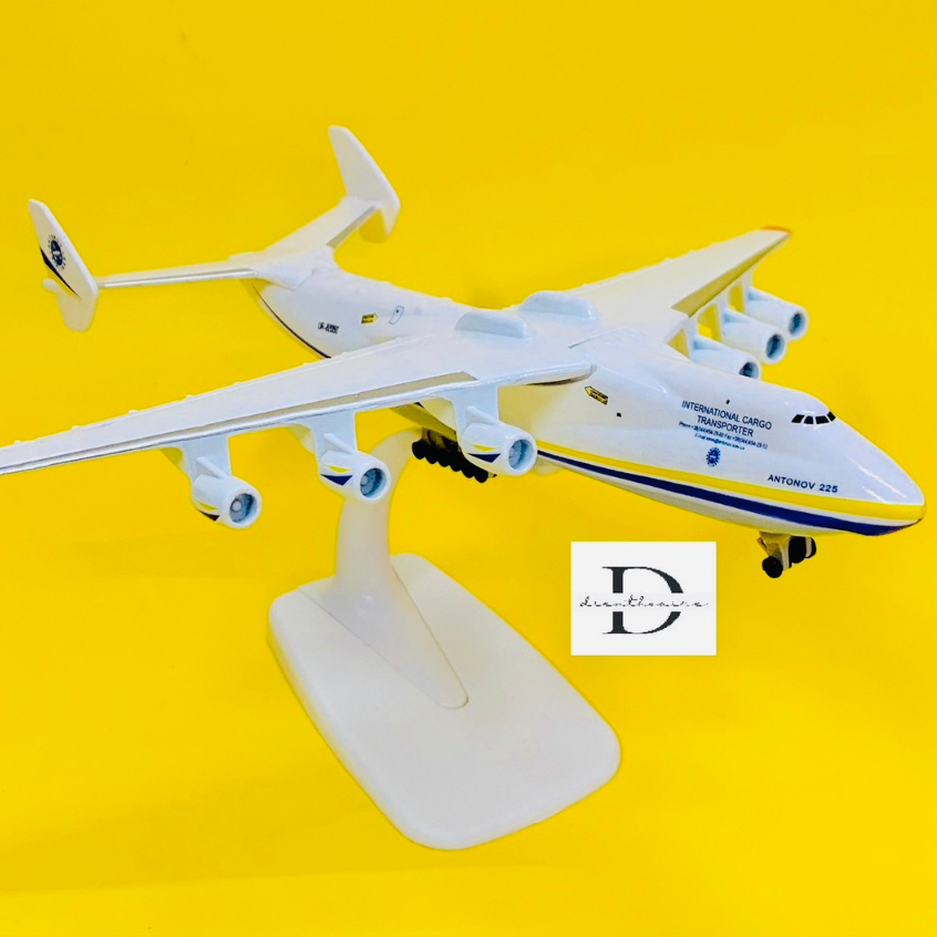 Mô hình máy bay vận tải Antonov Airlines (An-225) có bánh xe kèm chân đế