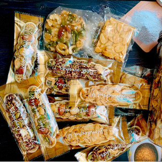 Mix các loại bánh dinh dưỡng bánh granola, bánh ngói hạnh nhân, bánh thuyền hạnh nhân..