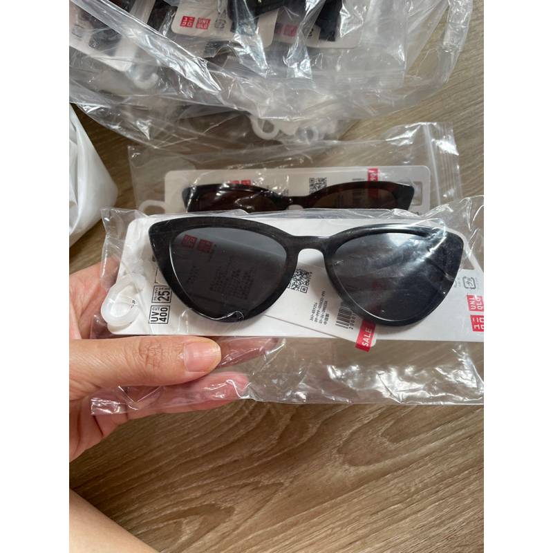 Kính mắt mèo Uniqlo tag Nhật