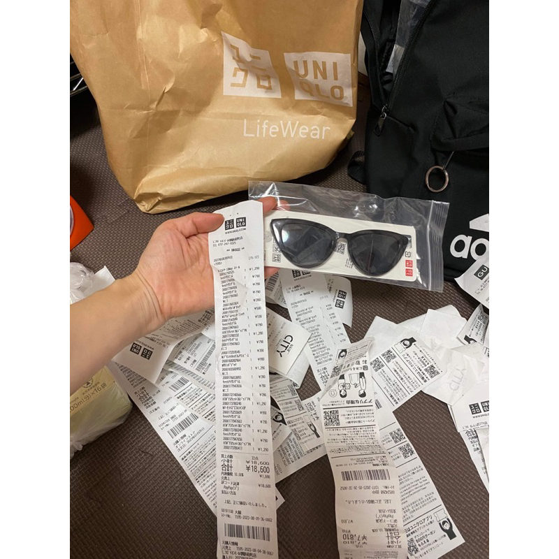 Kính mắt mèo Uniqlo tag Nhật