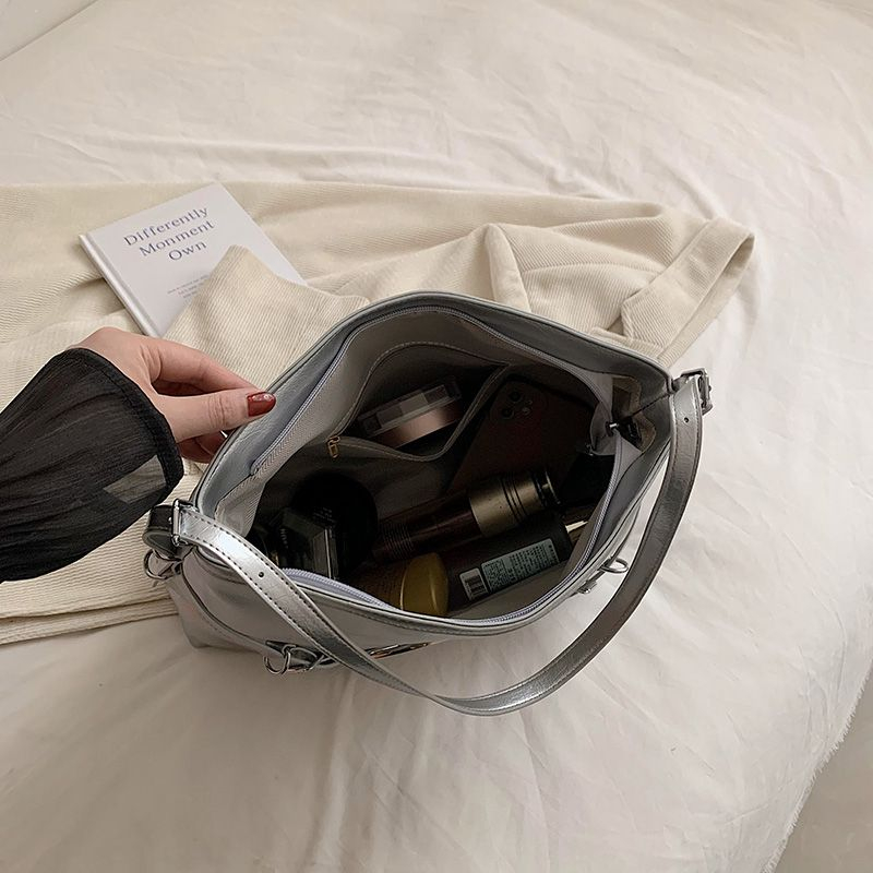 🍇hàng giao ngay🍇﹉Túi xô đi lại cao cấp mới công suất lớn ánh sáng sang trọng leng keng túi tote sát nách túi dây xích