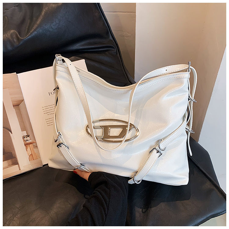 🍇hàng giao ngay🍇﹉Túi xô đi lại cao cấp mới công suất lớn ánh sáng sang trọng leng keng túi tote sát nách túi dây xích