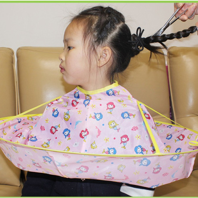 Áo choàng cắt tóc cho bé gấp gọn tiện dụng, giúp ngăn dính tóc vào người