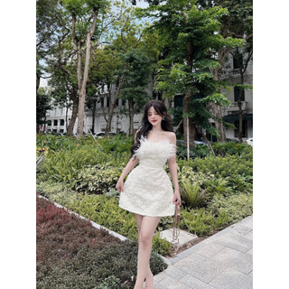 Đầm Ống Ren Hoa Cúp Ngực Phối Lông Vũ