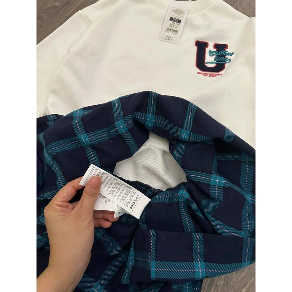 Váy C áo nỉ trắng chân váy kẻ