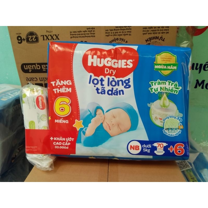 Tặng 2 quà Khăn ướt và 6 miếng Tã dán sơ sinh Huggies NB70+6 Trà tràm tự