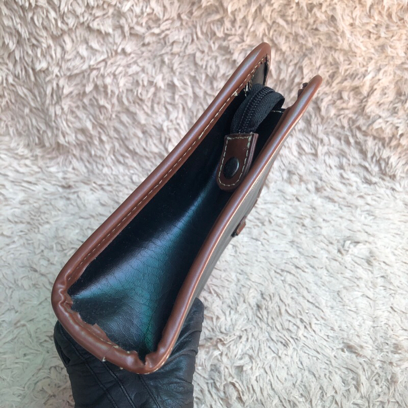 Túi ví chuẩn si. Túi ví qua sử dụng. Khách vui lòng xem hình nếu muốn biết thêm thông tin sản phẩm mời khách vô chat nhé