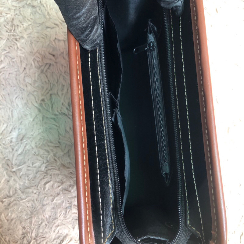 Túi ví chuẩn si. Túi ví qua sử dụng. Khách vui lòng xem hình nếu muốn biết thêm thông tin sản phẩm mời khách vô chat nhé