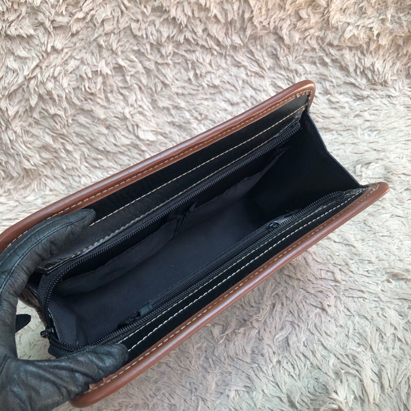 Túi ví chuẩn si. Túi ví qua sử dụng. Khách vui lòng xem hình nếu muốn biết thêm thông tin sản phẩm mời khách vô chat nhé