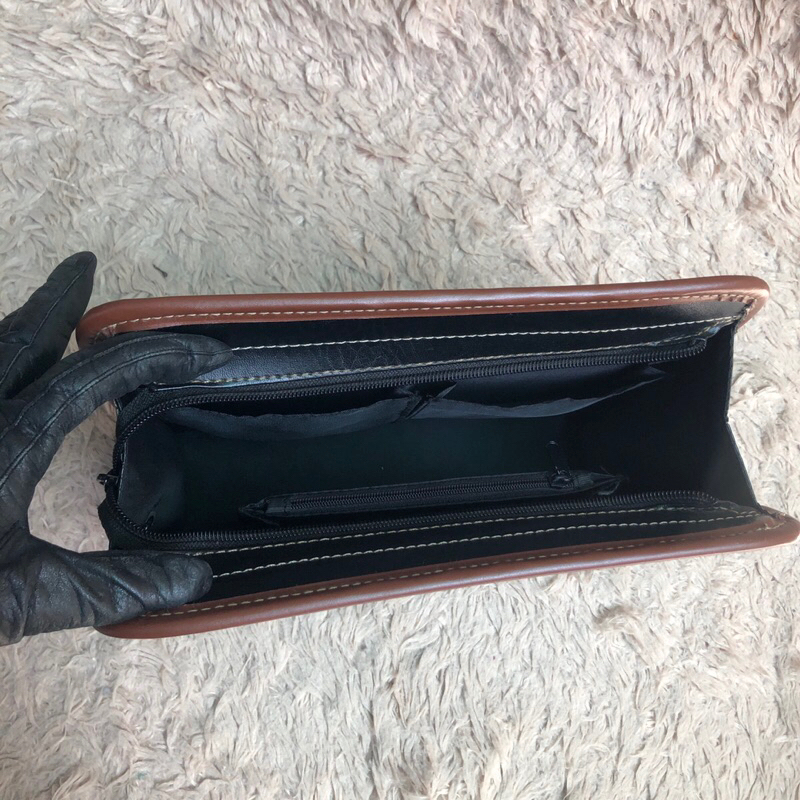 Túi ví chuẩn si. Túi ví qua sử dụng. Khách vui lòng xem hình nếu muốn biết thêm thông tin sản phẩm mời khách vô chat nhé