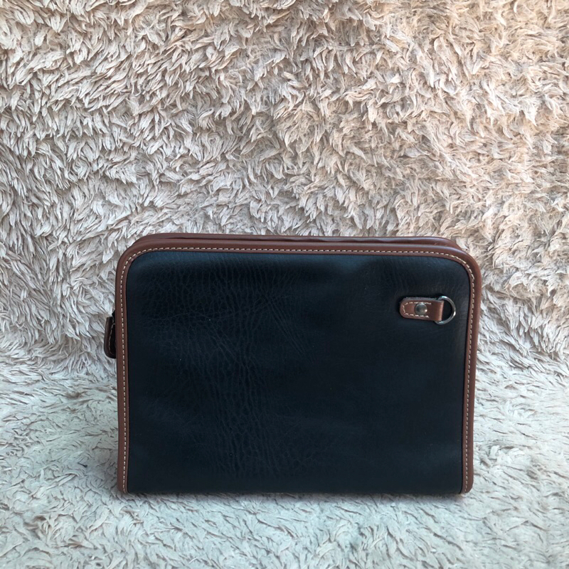 Túi ví chuẩn si. Túi ví qua sử dụng. Khách vui lòng xem hình nếu muốn biết thêm thông tin sản phẩm mời khách vô chat nhé