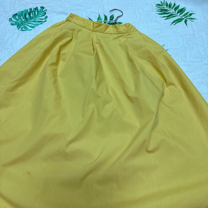 Chân váy xoè màu vàng, có bo thun chất đẹp