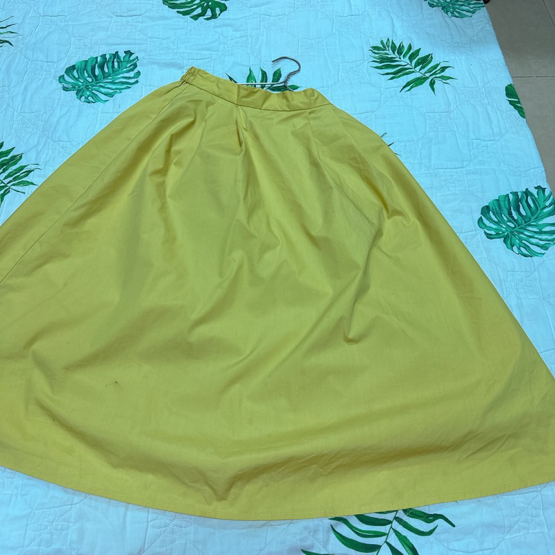 Chân váy xoè màu vàng, có bo thun chất đẹp