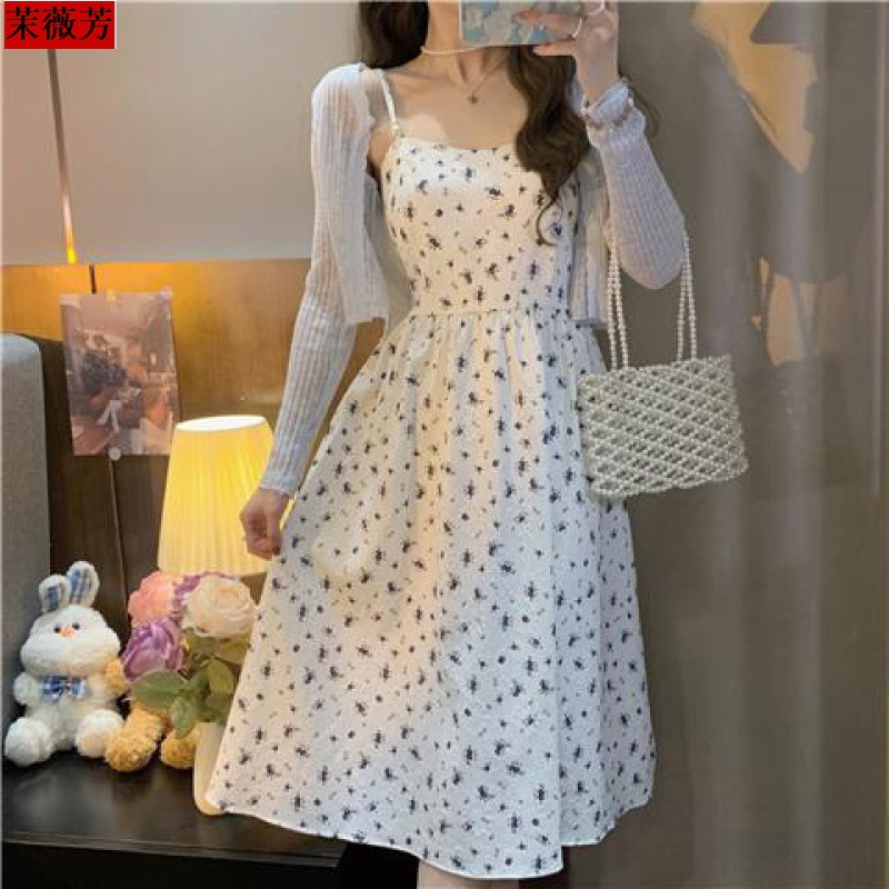 Set váy 2 dây hoa nhí đính ngọc kèm áo khoác cardigan mỏng nhẹ, phong cách nàng thơ cuốn hút