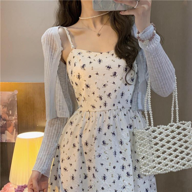 Set váy 2 dây hoa nhí đính ngọc kèm áo khoác cardigan mỏng nhẹ, phong cách nàng thơ cuốn hút