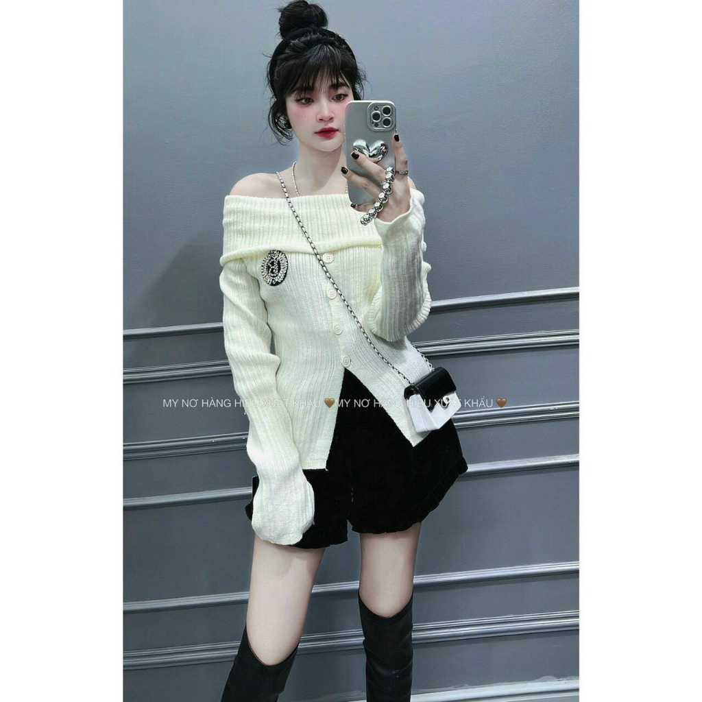 Áo len trễ vai xẻ tà thêu logo ngực điệu đà nữ tính, Áo len dài tay hở vai dáng suông xẻ thời trang mùa đông - HYE