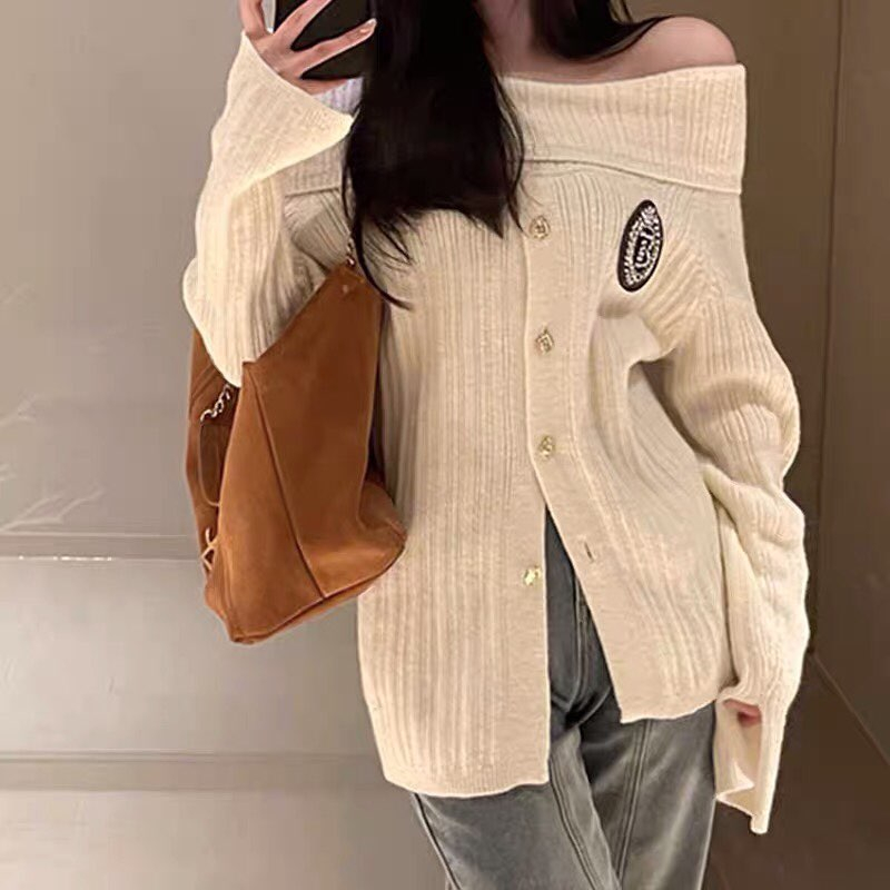 Áo len trễ vai xẻ tà thêu logo ngực điệu đà nữ tính, Áo len dài tay hở vai dáng suông xẻ thời trang mùa đông - HYE