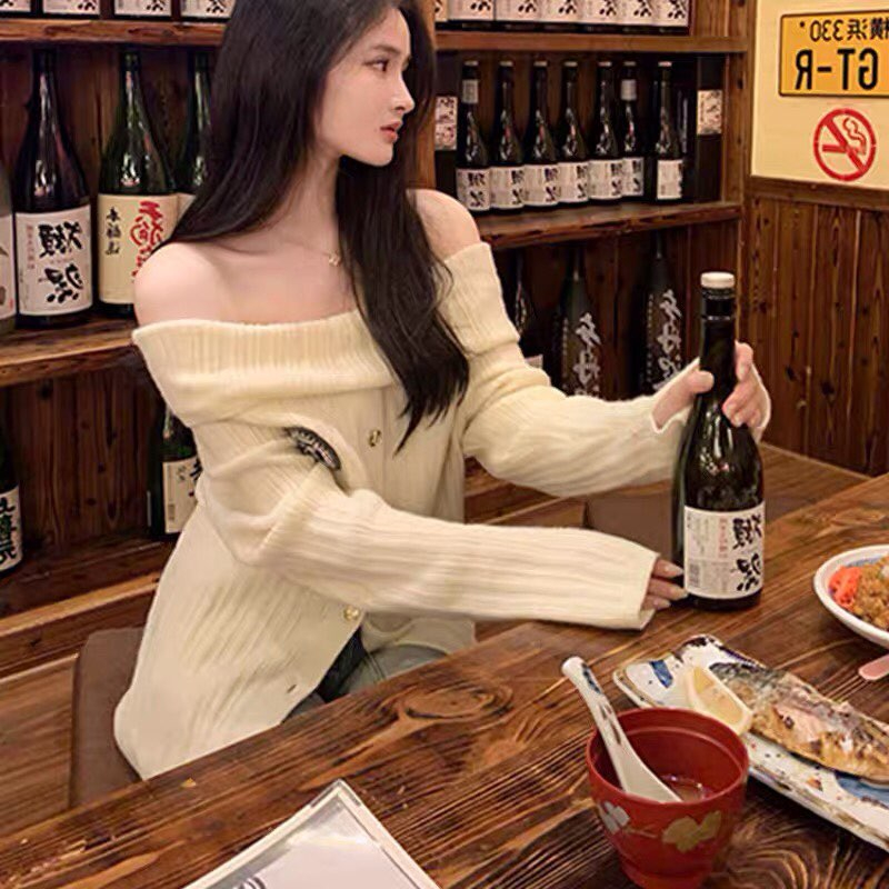 Áo len trễ vai xẻ tà thêu logo ngực điệu đà nữ tính, Áo len dài tay hở vai dáng suông xẻ thời trang mùa đông - HYE