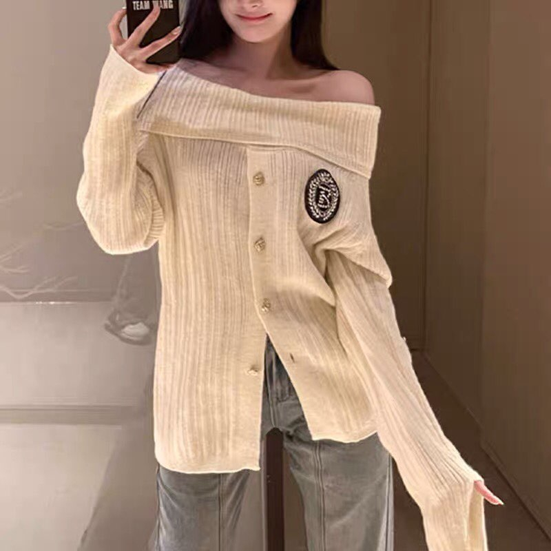 Áo len trễ vai xẻ tà thêu logo ngực điệu đà nữ tính, Áo len dài tay hở vai dáng suông xẻ thời trang mùa đông - HYE