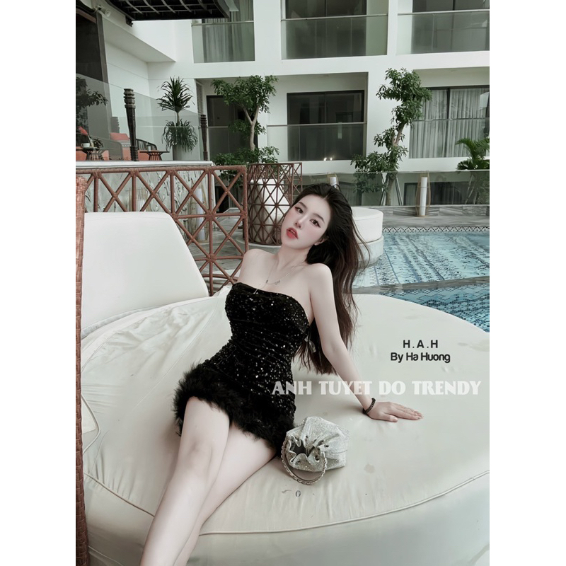 Đầm body quây kim sa bling phối lông vũ siêu sang