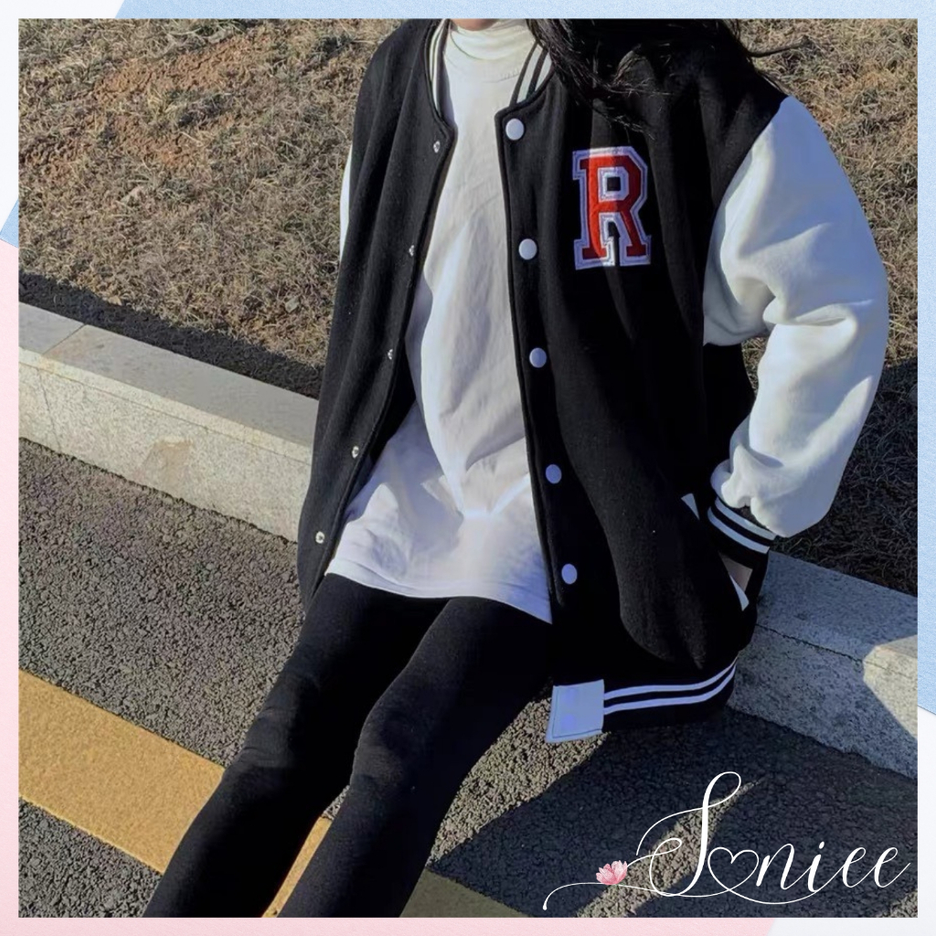 Áo bomber unisex áo khoác nam nữ varsity cúc bấm chất nỉ trơn cao cấp hoạt tiết chữ R thêu nổi form rộng SannieeClothes