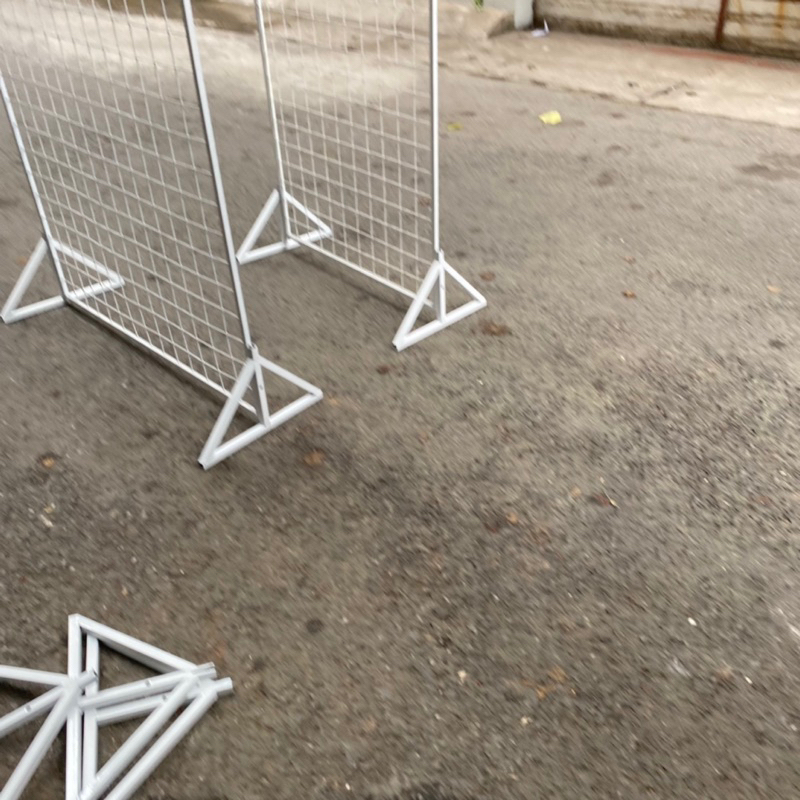 Kệ lưới có chân kèm 20 móc treo sơn tĩnh điện
