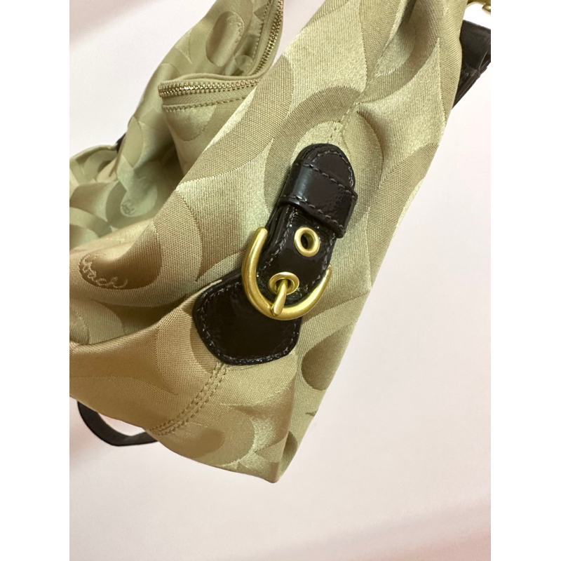 Túi đeo chéo Coach