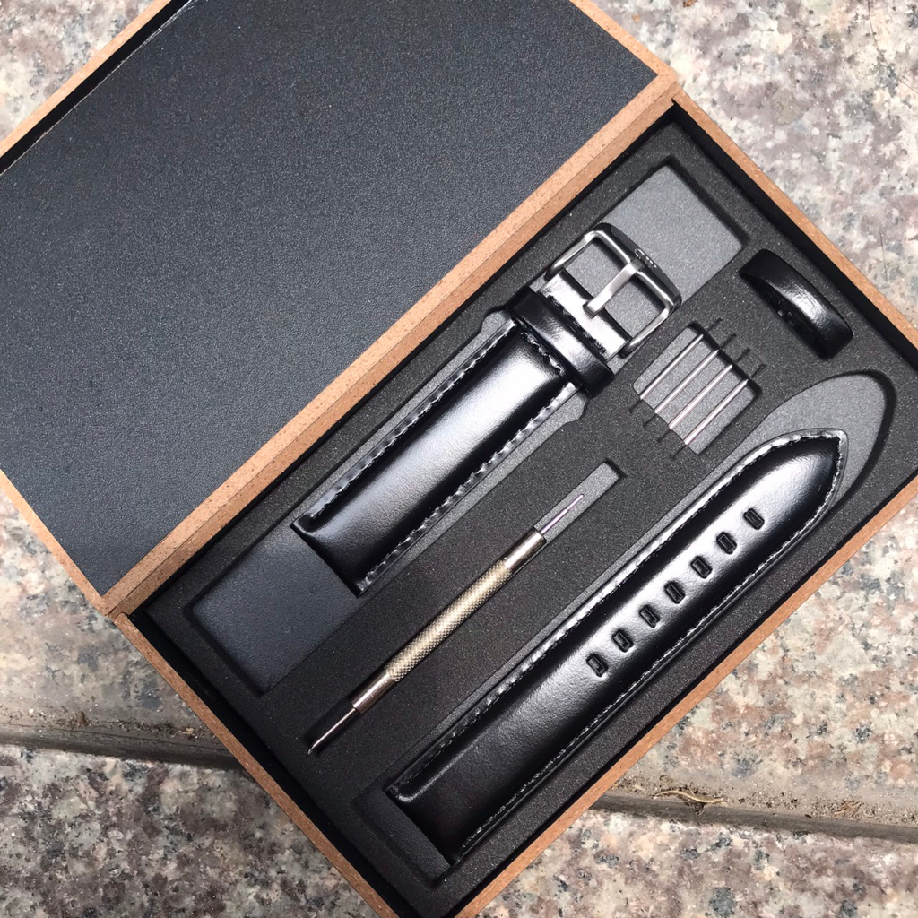Dây Đồng Hồ Đeo Tay Daniel_Watch Da Bò Màu Đen Trơn Tặng Kèm Hộp Gỗ và Phụ kiện