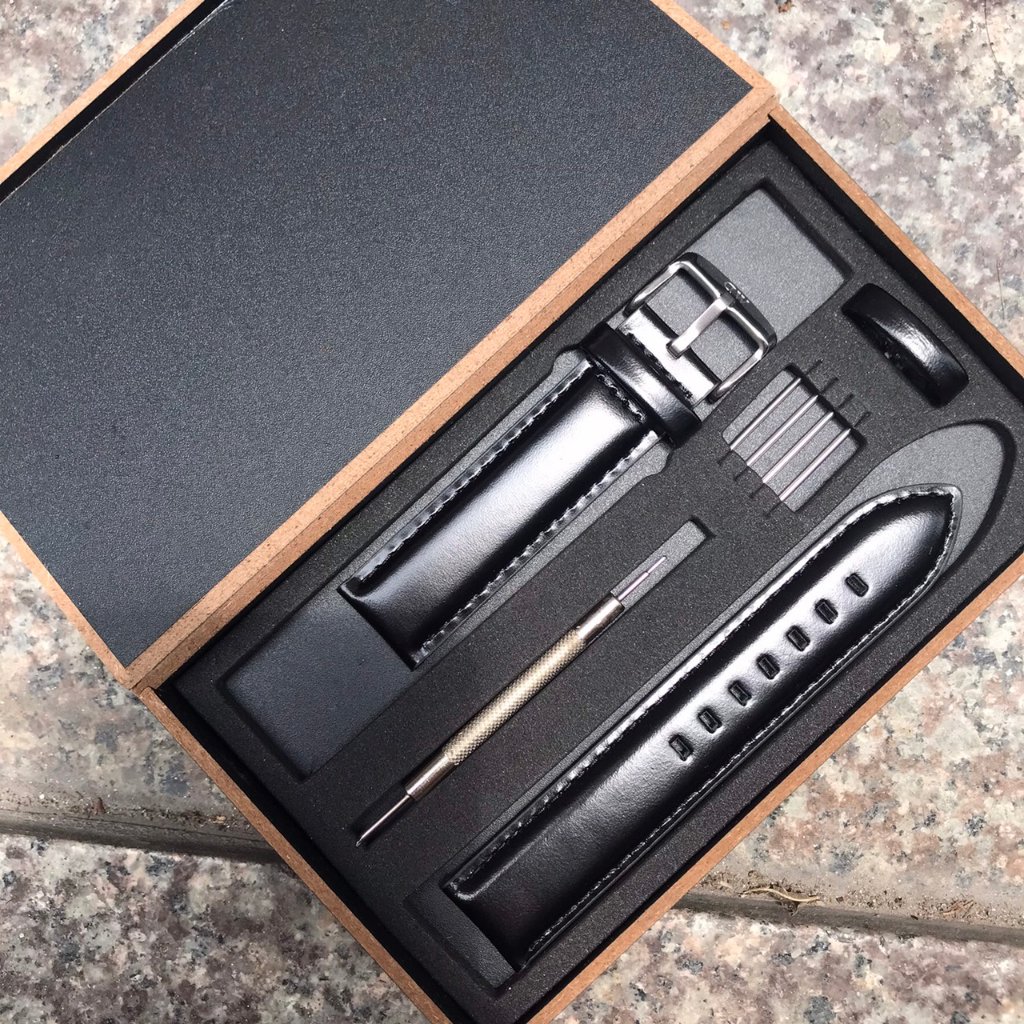 Dây Đồng Hồ Đeo Tay Daniel_Watch Da Bò Màu Đen Trơn Tặng Kèm Hộp Gỗ và Phụ kiện