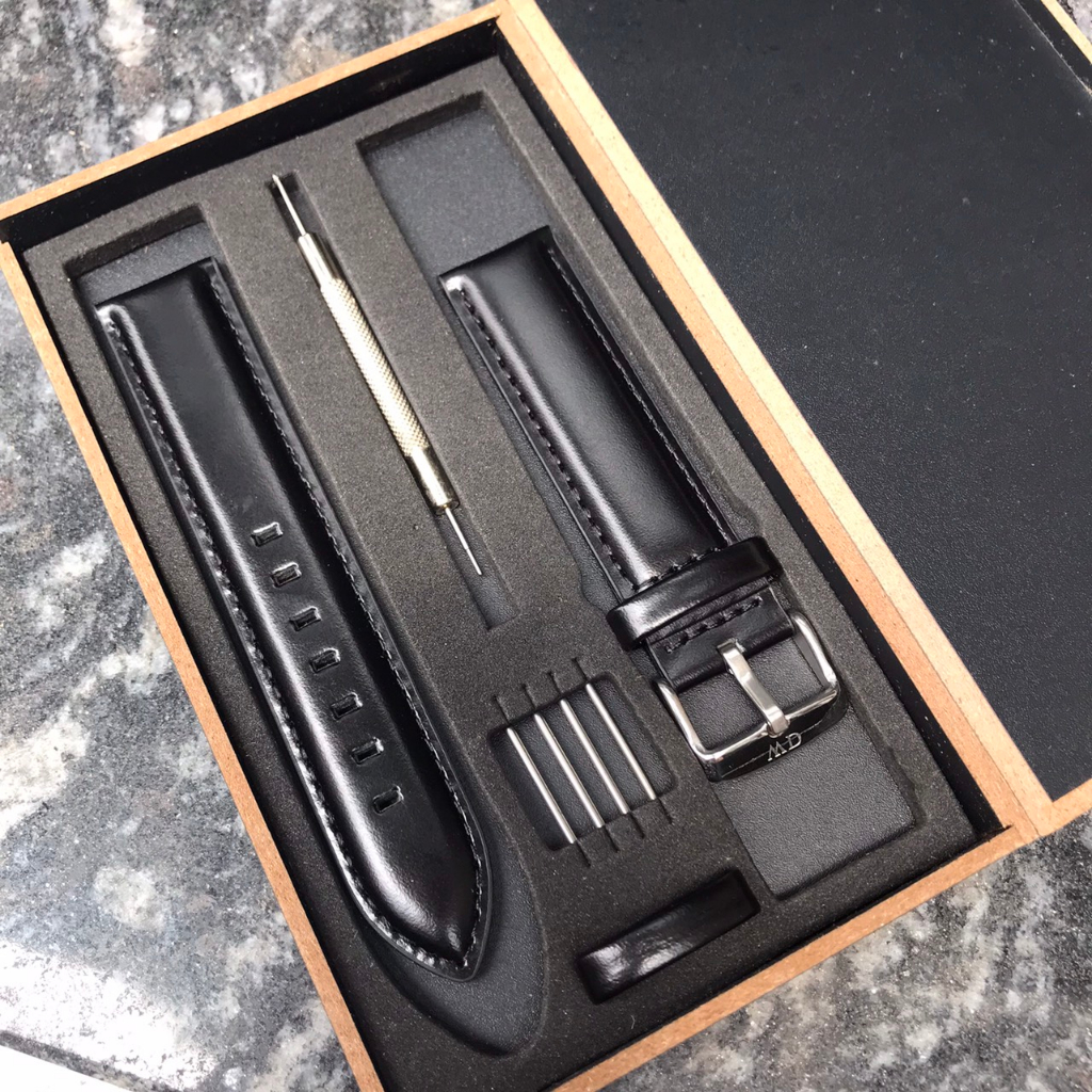 Dây Đồng Hồ Đeo Tay Daniel_Watch Da Bò Màu Đen Trơn Tặng Kèm Hộp Gỗ và Phụ kiện