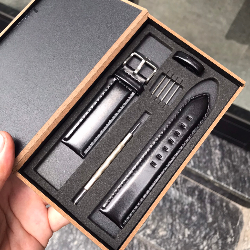 Dây Đồng Hồ Đeo Tay Daniel_Watch Da Bò Màu Đen Trơn Tặng Kèm Hộp Gỗ và Phụ kiện