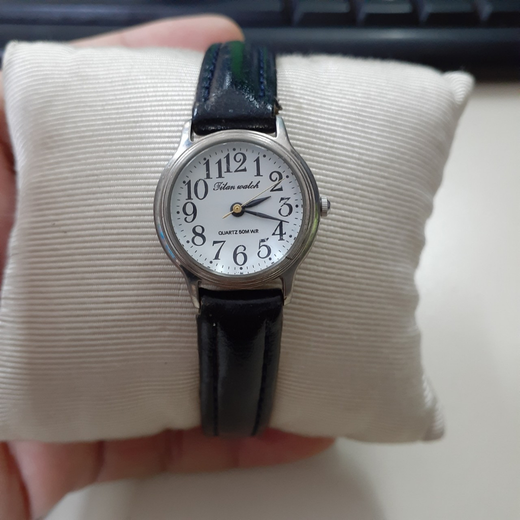 Đồng hồ đeo tay nữ second hand Titan dây da