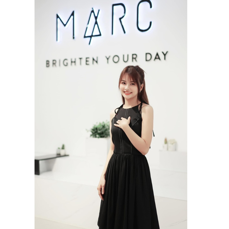 Đầm Cổ Yếm MARC FASHION Cột Dây Dằn Chỉ - FANH061823