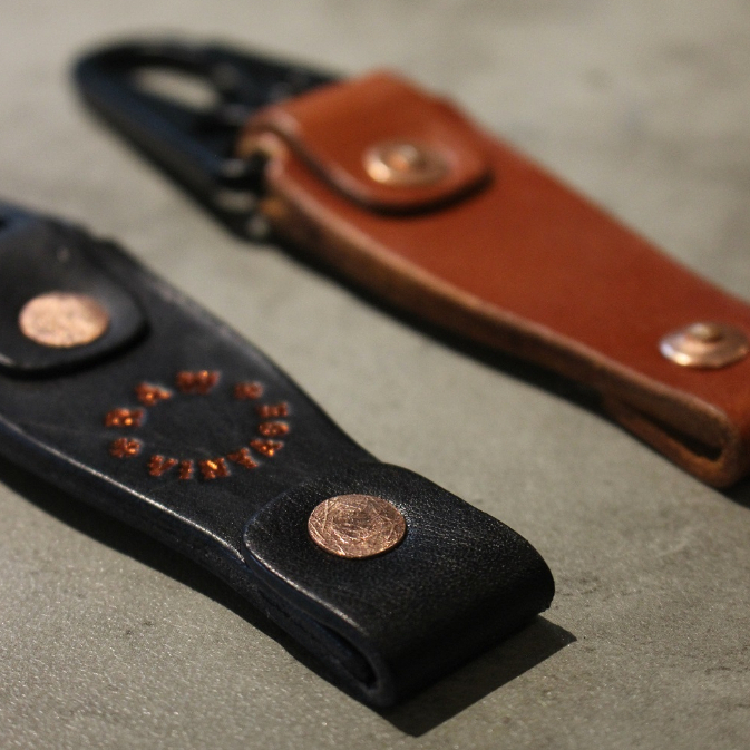 Móc khoá da vegtan Raw leather version 3 giữ chìa khóa Arrow shop