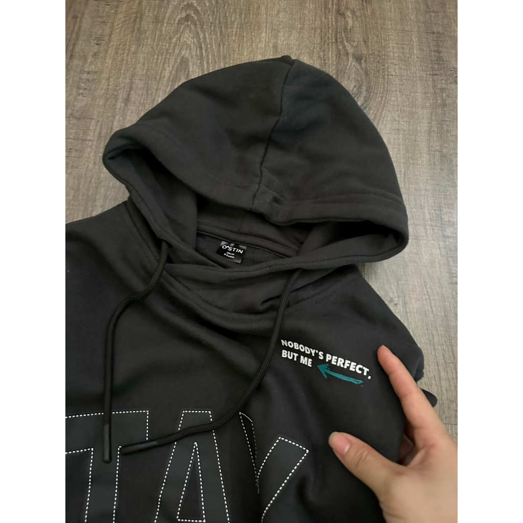 Áo nỉ hoodie kèm túi chữ Stay ostin cho bé