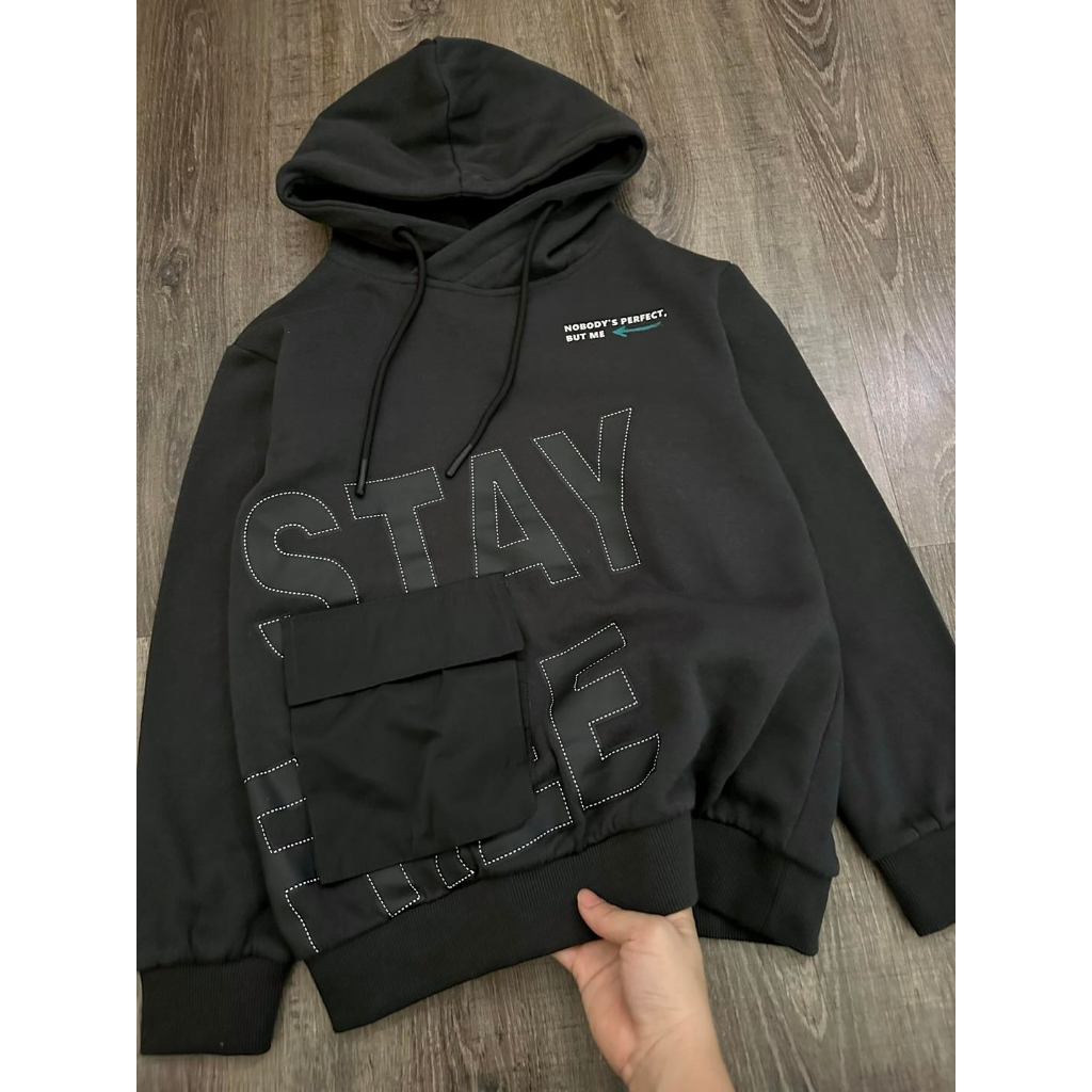 Áo nỉ hoodie kèm túi chữ Stay ostin cho bé