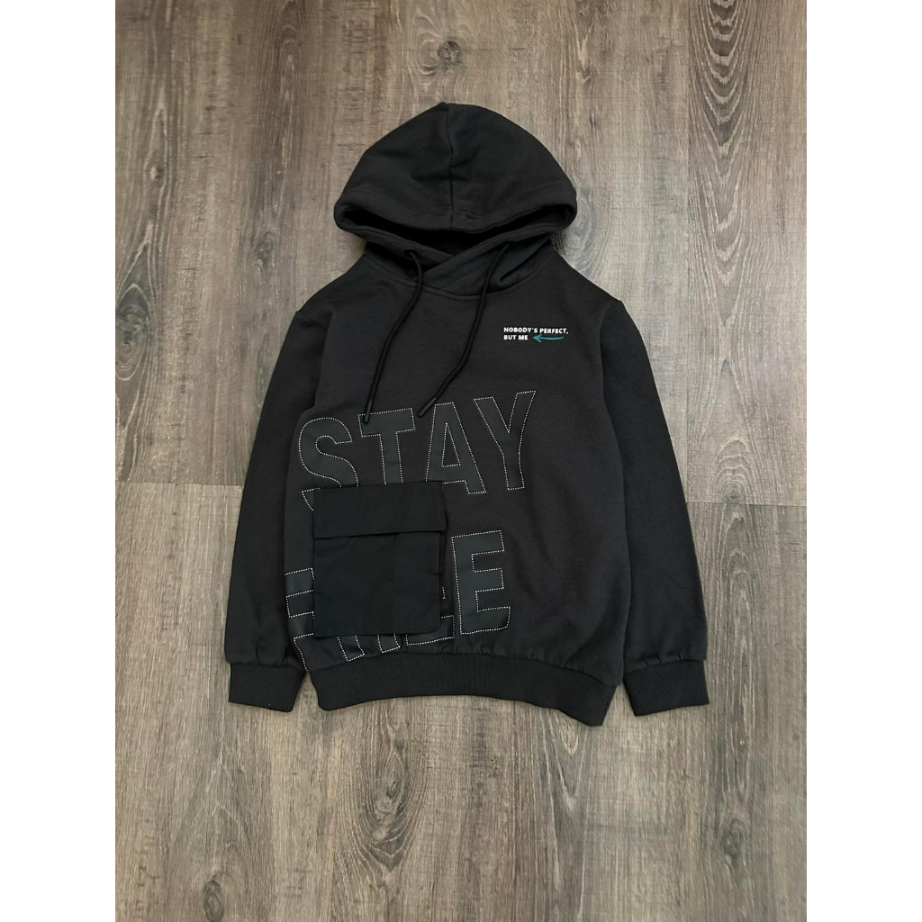 Áo nỉ hoodie kèm túi chữ Stay ostin cho bé