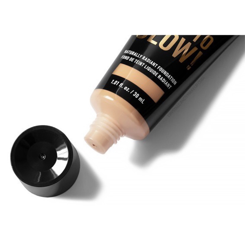 Kem nền căng bóng Nyx Born To Glow Naturally Radiant Foundation 30ml