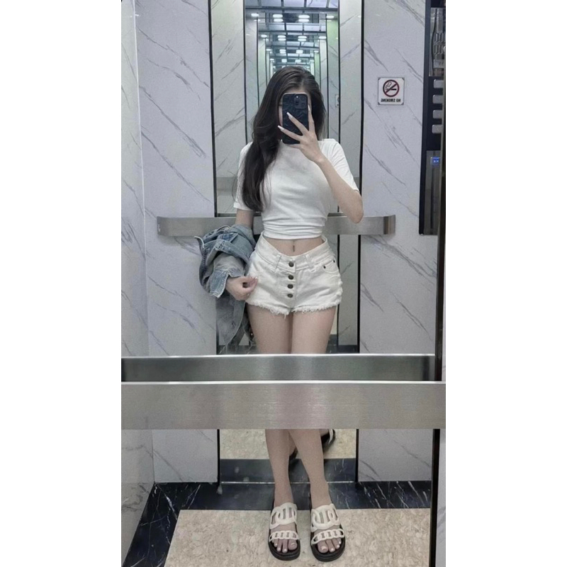 Quần Sooc Jeans Rách 4 Khuy Vàng Siêu Hot