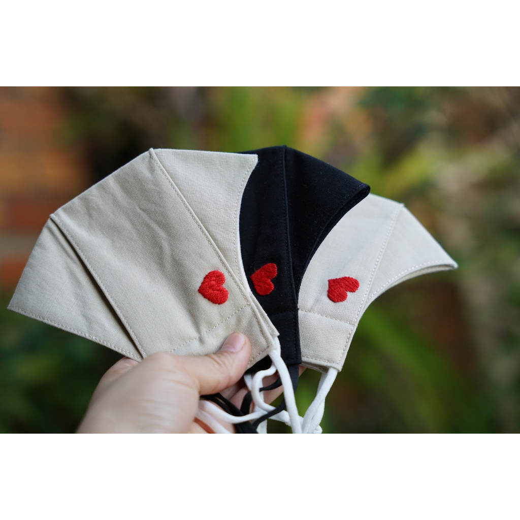 Khẩu trang vải linen cho Mẹ và Bé thêu tay hình trái tim - 2 cái